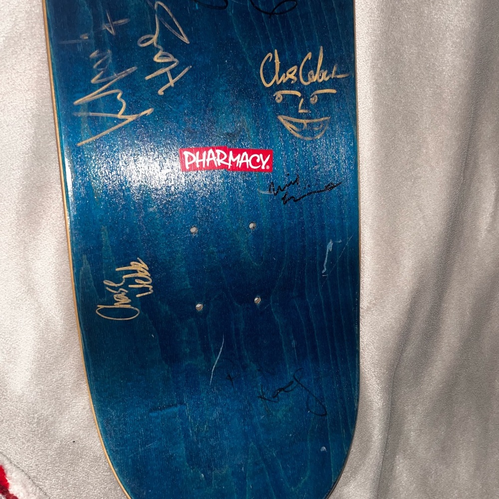 Signed skateboard - Picture 7 of 8